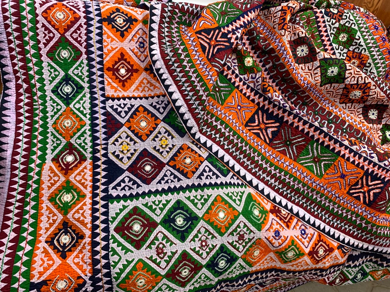 𝗧𝗿𝗮𝗱𝗶𝘁𝗶𝗼𝗻𝗮𝗹 𝗔𝗽𝗽𝗹𝗶𝗾𝘂𝗲́ 𝗘𝗺𝗯𝗿𝗼𝗶𝗱𝗲𝗿𝗲𝗱 𝗧𝗲𝘅𝘁𝗶𝗹𝗲